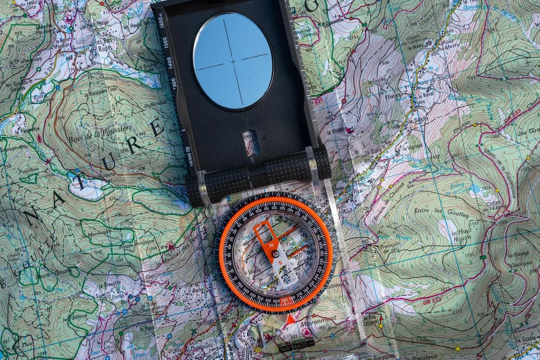 Boussole à miroir de visée en degrés et millièmes Explorer 900